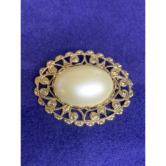 Goldtone Filigree Brooch Pin Oval Faux Pearl - Picture 1 of 8